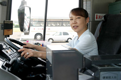 バスガイドから転身”看板”高速バス運転士