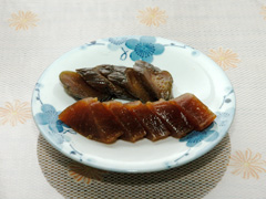 商品は問屋町店・元紺屋町店・スズラン高崎店で販売。インターネットでも購入できる。お皿の上側が「きゅうり」で下側が「だいこん」。それぞれ577円（230ｇ）。