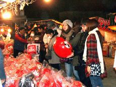 新春恒例のだるま市／少林山達磨寺