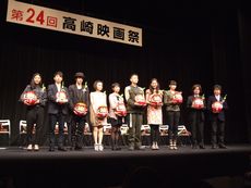 「また次も取ります」茂木さんの墓前に是枝監督／高崎映画祭