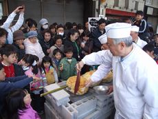 でかい！６０キロの巨大団子／たかさき春祭り