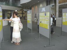 税に関する絵葉書コンクール作品を展示