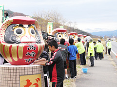 小学生が「交通安全だるま」清掃