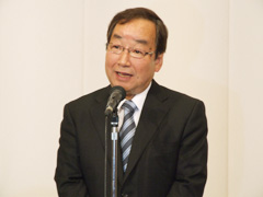 富岡氏が出版記念会／教育や行政での経験を強調