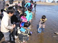 小さな命の旅立ち２０００人が見送る