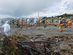 高崎市等広域消防局被災地で救助活動