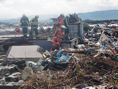 高崎市等広域消防局被災地で救助活動