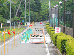 鳴沢湖堤頂部