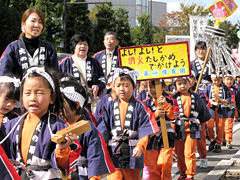 元気に「火の用心」／幼年消防クラブがパレード