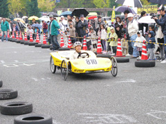 手作りマシン９台が疾走／ゴム動力自動車コンテスト