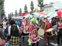 しんまち大道芸まつり・商工祭にぎわう