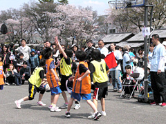 桜のもてなし広場で３オン３大会