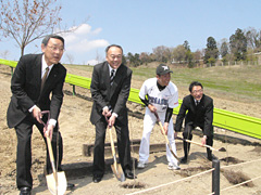 高崎ＪＣ・ＯＢ会と群馬ＤＰが記念植樹