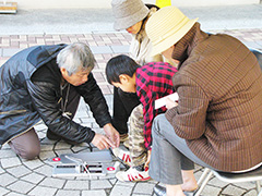 まちなかゼミナールで靴の選び方を講習。講師の吉村さんが丁寧にアドバイス。