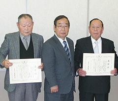 左から戸塚政男さん、富岡市長、小祝神社の松本宮司