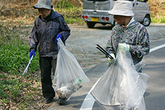 レースの安全を願い道路清掃