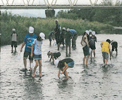 子どもたちが川の水質検査を体験