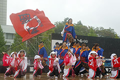 雨を吹き飛ばす熱い演技／雷舞フェス