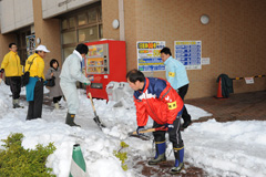 除雪困難世帯に「雪かき支援隊」を派遣