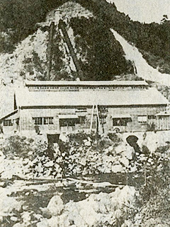 烏川本流を堰止めてつくられた室田発電所